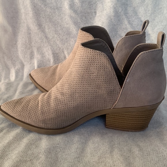 Beige pointed slip on booties - Picture 4 of 5